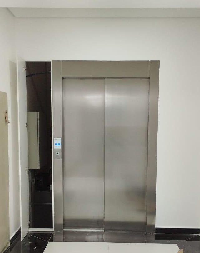 Elevador em hall de granito