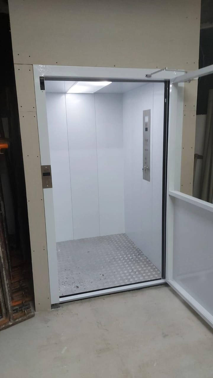 Plataforma elevatória enclausurada